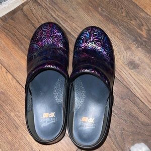 Dansko XP 2.0 clogs